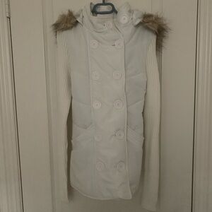 NWOT Elegant White Puffer Hooded Coat with Faux Fur Trim - Detachable hood